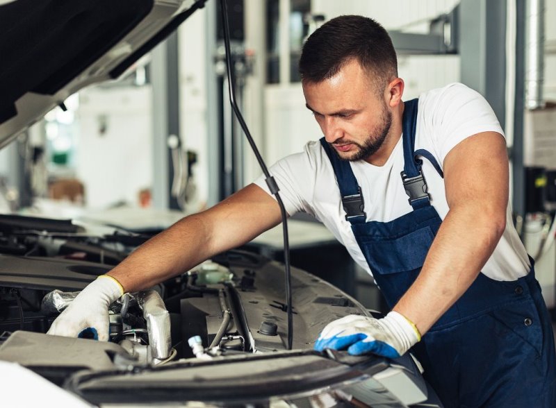 Вакансия автомеханика-автослесаря